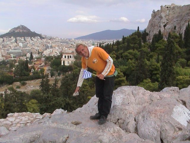 Lorenz deponiert einen Stein bei der Akropolis.